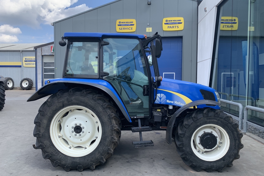 New Holland T5040 (85pk) van 2011 met slechts 1977uren