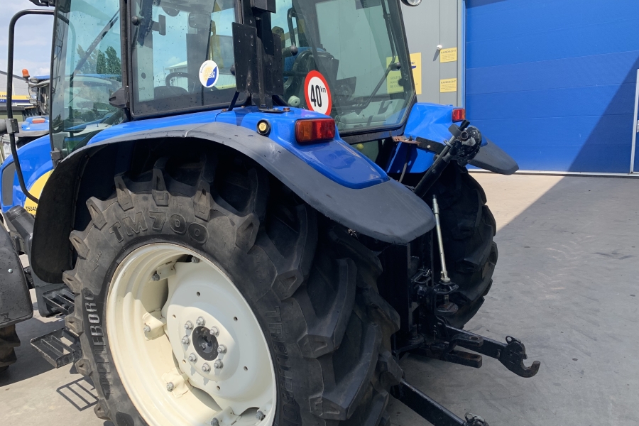 New Holland T5040 (85pk) van 2011 met slechts 1977uren