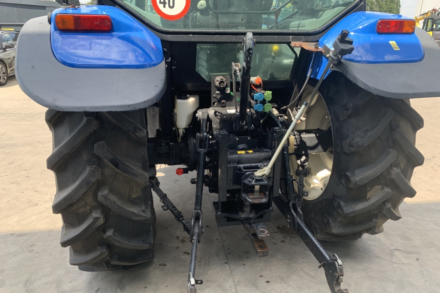 New Holland T5040 (85pk) van 2011 met slechts 1977uren