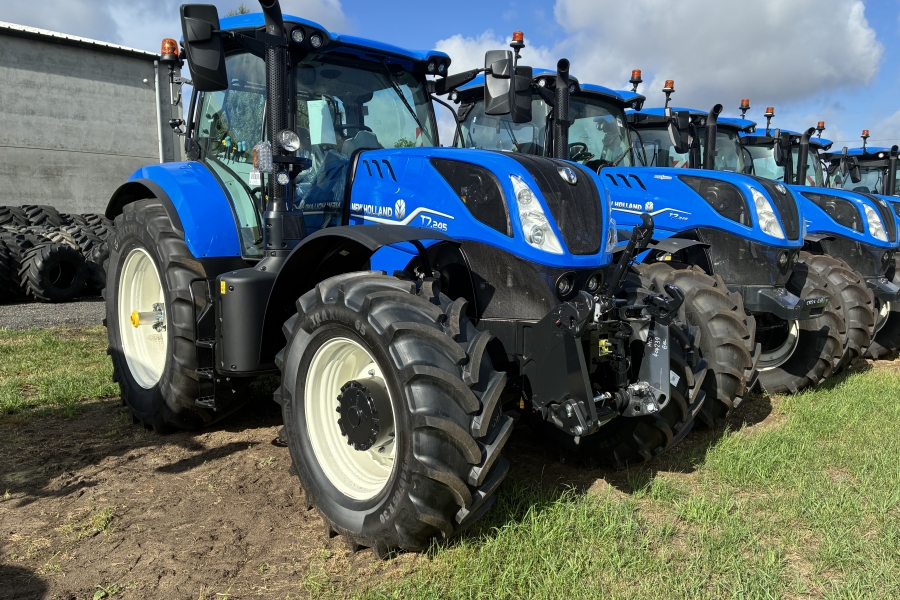 New Holland T7.245 Classic met fronthef enz.