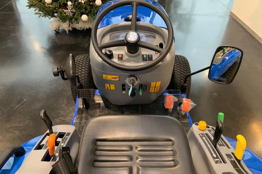 New Holland Boomer 25hst met gazonbanden