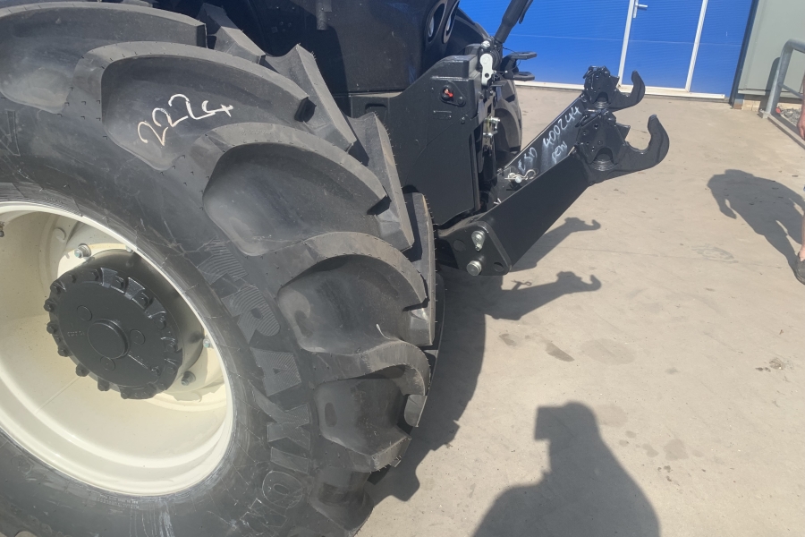 New Holland T7.215s met fronthef