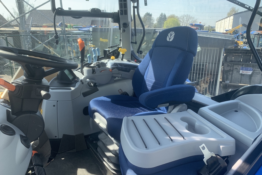 New Holland T7.215s met fronthef