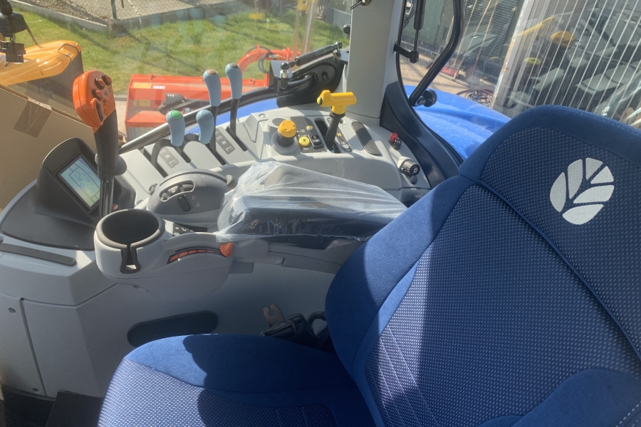 New Holland T7.215s met fronthef