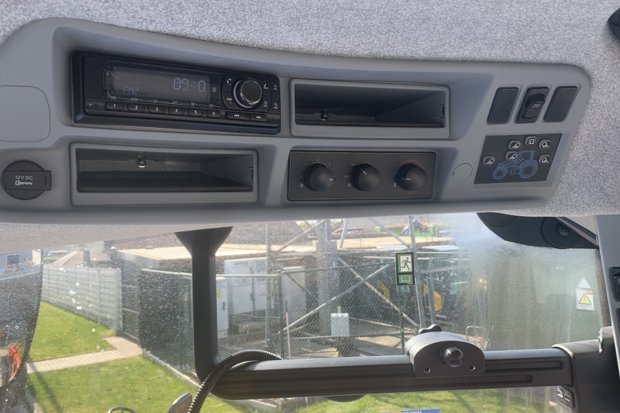 New Holland T7.215s met fronthef