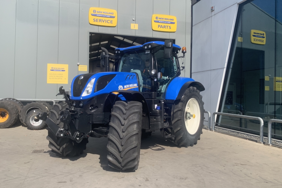 New Holland T7.215s met fronthef