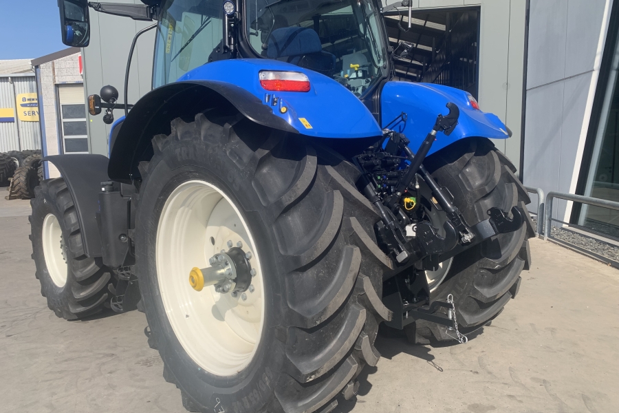 New Holland T7.215s met fronthef