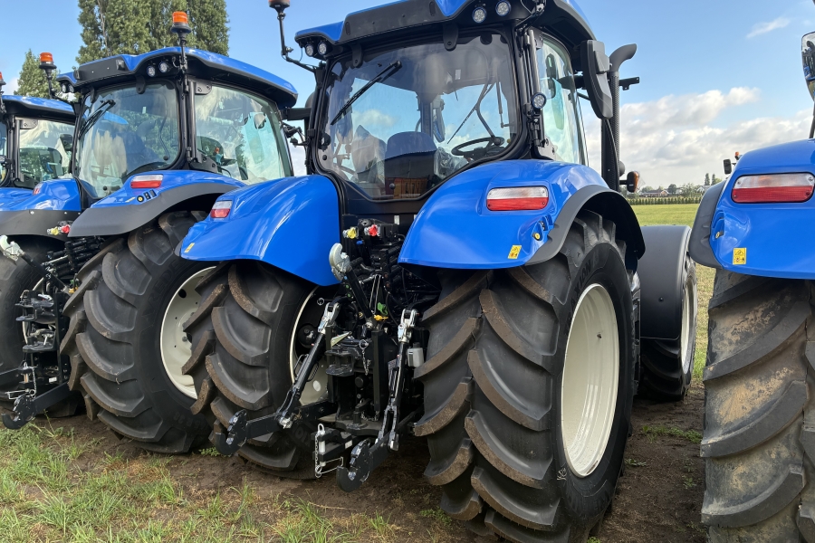 New Holland T6.160EC (135pk-6 cilinder) met fronthef