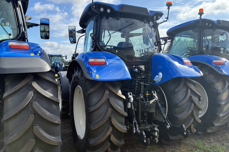 New Holland T6.160EC (135pk-6 cilinder) met fronthef