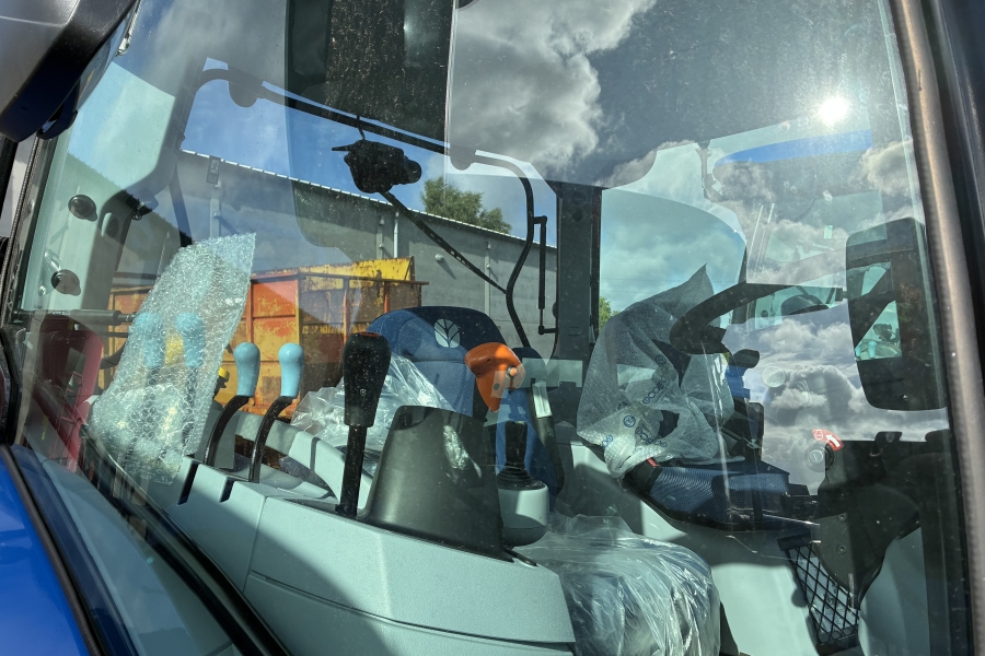 New Holland T6.160EC (135pk-6 cilinder) met fronthef