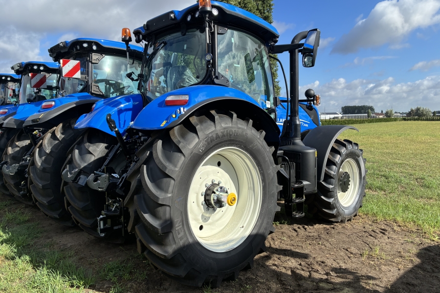 New Holland T7.245 Classic met fronthef enz.