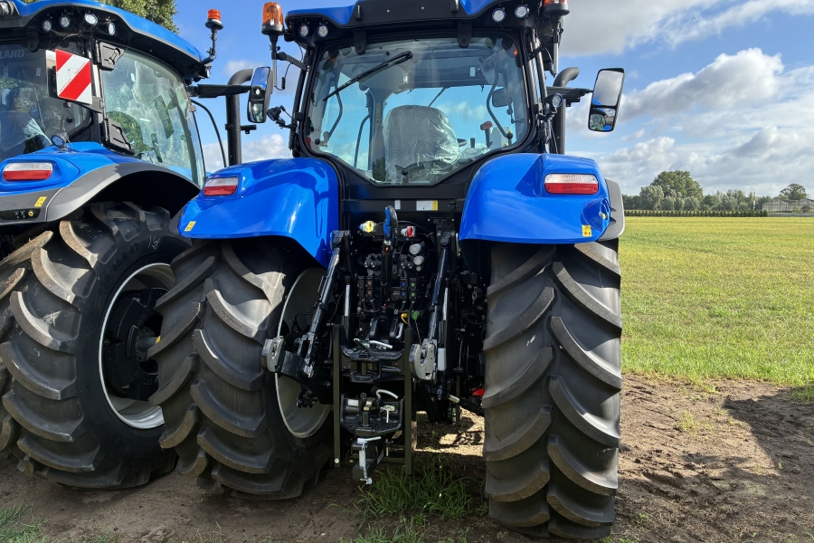 New Holland T7.245 Classic met fronthef enz.