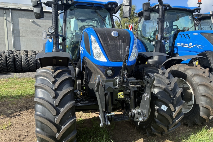 New Holland T7.245 Classic met fronthef enz.