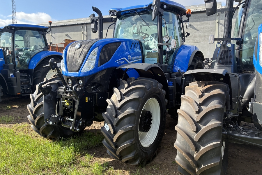 New Holland T7.245 Classic met fronthef enz.