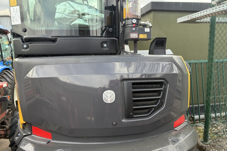 New Holland E65D met Triple arm