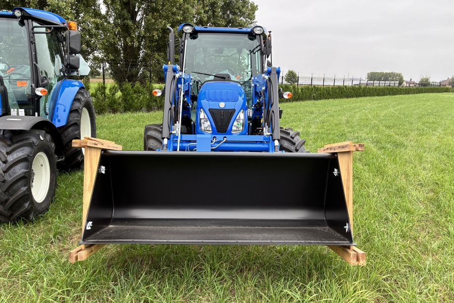 New Holland T4.75s met frontlader en bak