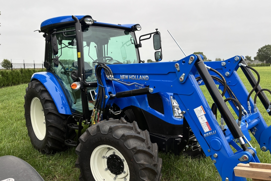 New Holland T4.75s met frontlader en bak