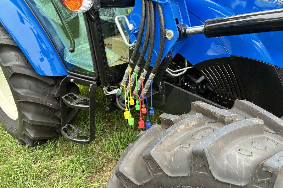 New Holland T4.75s met frontlader en bak