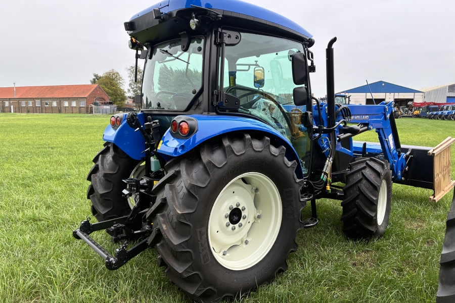 New Holland T4.75s met frontlader en bak