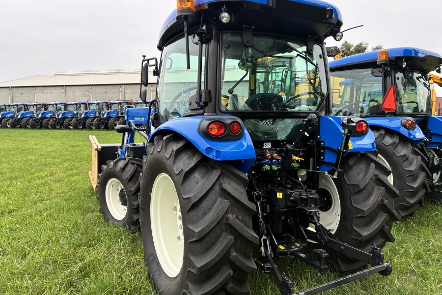 New Holland T4.75s met frontlader en bak