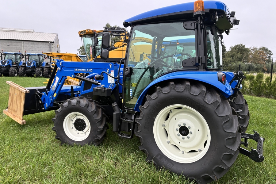 New Holland T4.75s met frontlader en bak
