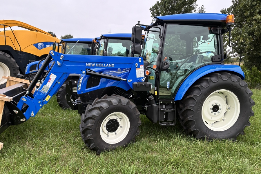 New Holland T4.75s met frontlader en bak