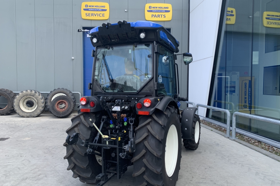 New Holland smalspoor tractor T4.100F