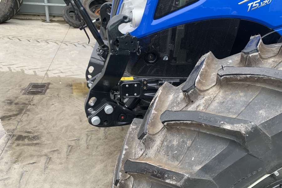 New Holland T5.120EC met fronthef en kruip