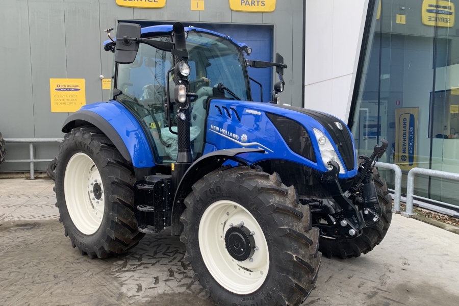 New Holland T5.120EC met fronthef en kruip