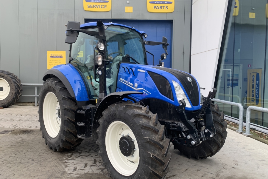 New Holland T5.120EC met fronthef en kruip