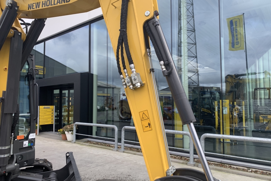 New Holland E65D met Triple arm