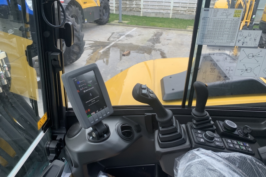 New Holland E65D met Triple arm